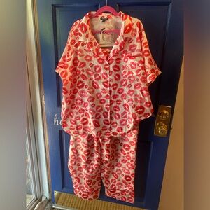 Boo Hoo lips silky pajama set